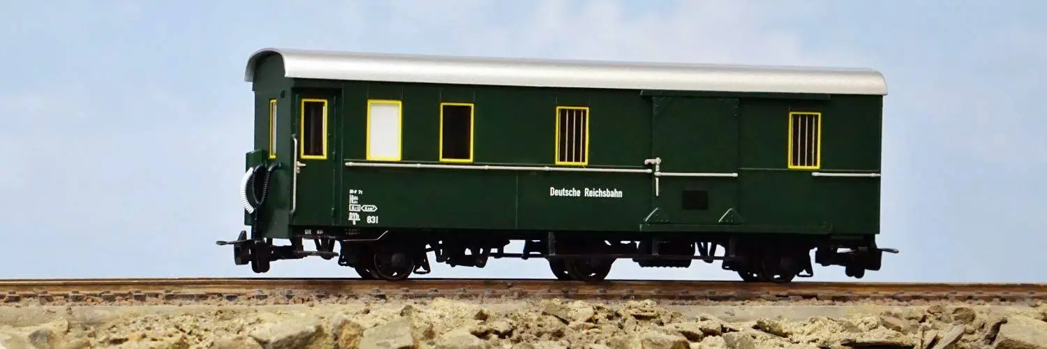 Rainer en - Liliput 344430: 2-achsiger Packwagen, D/s, 6408, grün, ÖBB, Ep.III-IV - Spur H0e